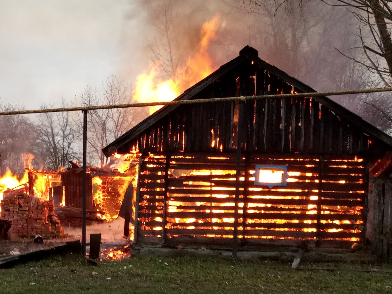 горящая изба. песня горящие избы. горящий дом в деревне. горящий деревянный дом. песня горящие избы.