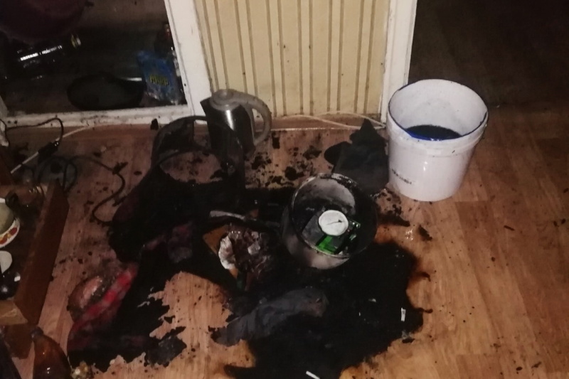 убитый хозяин квартиры. разгром в квартире. пожар на салтыкова щедрина. убитый хозяин квартиры. обыск в квартире.