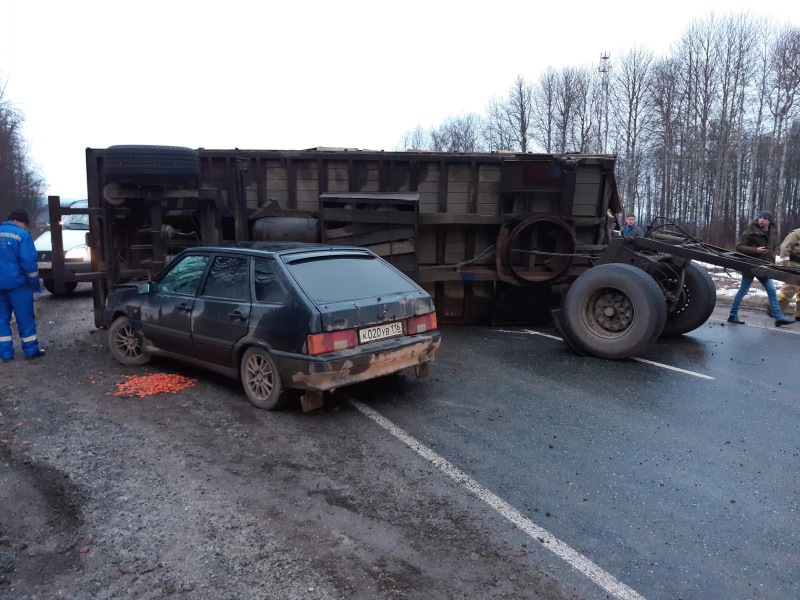 Перевернулся прицеп. Оторвался прицеп от камаза. Камаз перевернул прицеп. Прицеп с кирпичами. Перевернулся камаз воронежская область.