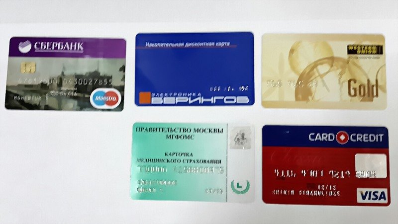 банковская карточка в руке. таможенная карта логотип. уэк. уэк карта. карты иностранных банков дизайн.