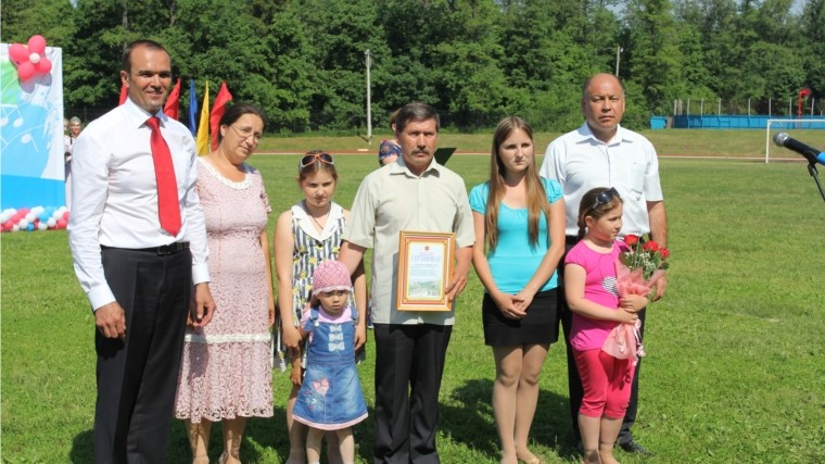 Многодетная семья в чувашии. Школа в тарханах батыревского района чувашской республики 2022. Семья пороскун. Многодетные чувашии. Многодетные чувашии.