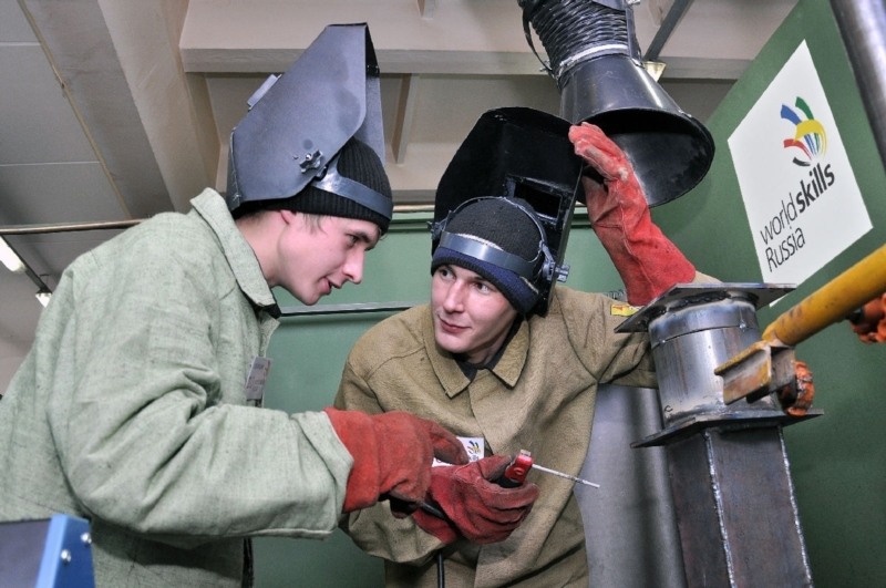 Популяризация рабочих профессий союз женщин. Популяризация рабочих профессий. Рабочие специальности реклама. Инженер на производстве. Инспектор охраны труда.