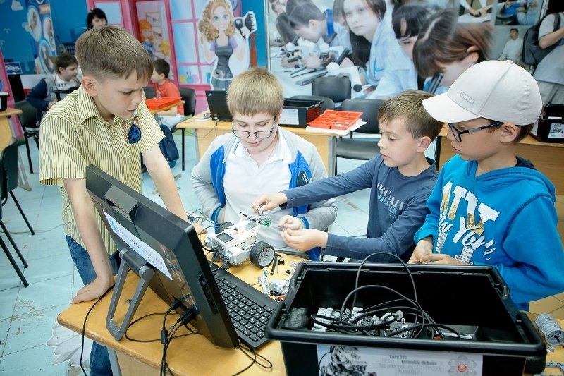 Робототехника чебоксары. Робототехника люди на фестивале. Робототехника чебоксары для детей. Робототехника в садике. Кванториум чебоксары.
